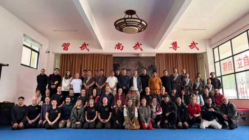 image shows Chinese students and foreign students.