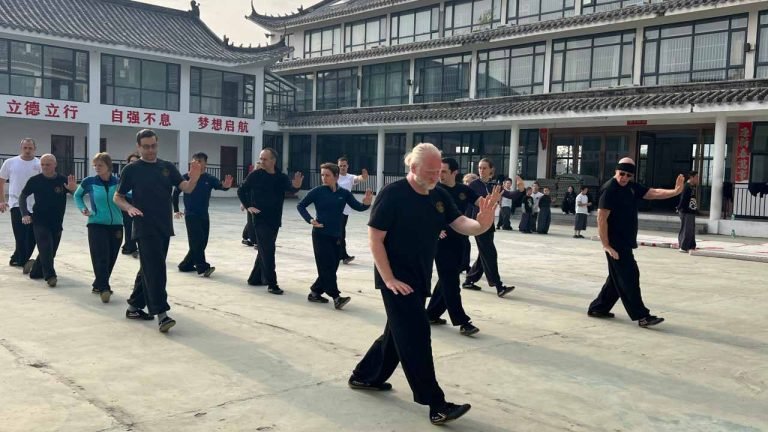 shaolin cultural exchange program students are performing kung fu in shaolin summer camp