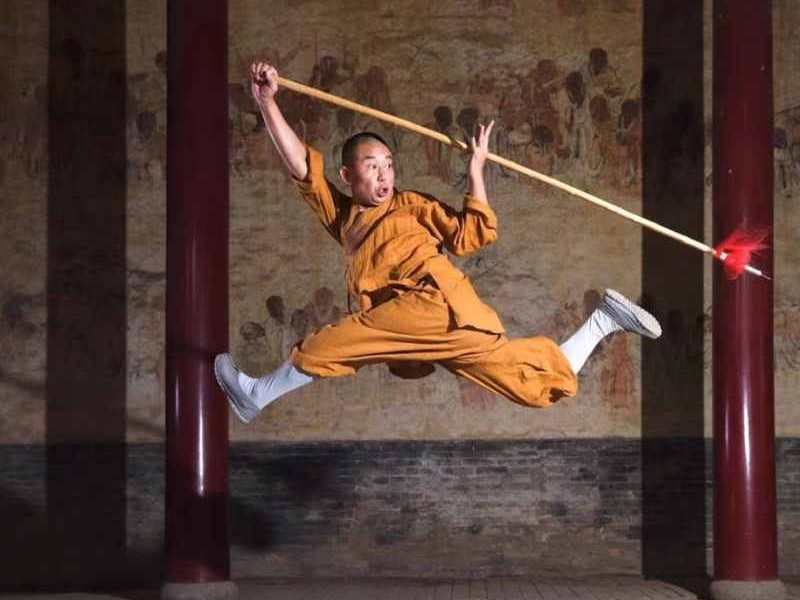 shaolin kung fu master yan chen is shown in the image